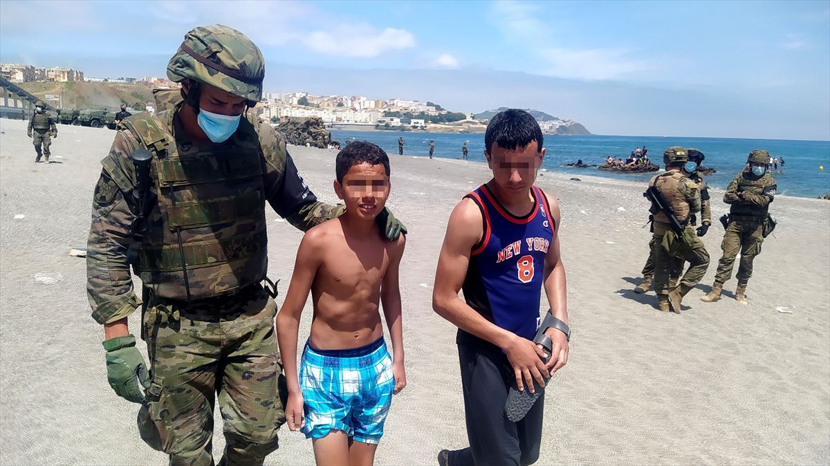 Migrantes llegados estos días a la playa de Ceuta