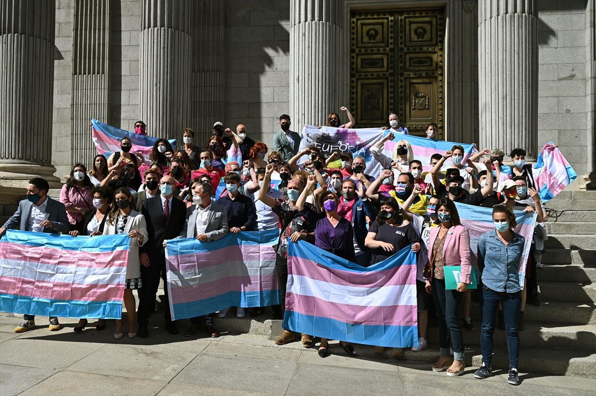Protesta a favor de la ley trans ante el Congreso de los Diputados español. Foto: Efe