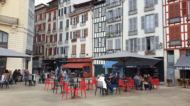 Una terraza en Baiona.