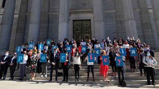 Representantes del Congreso con carteles que sostienen la frase "ley de la infancia"