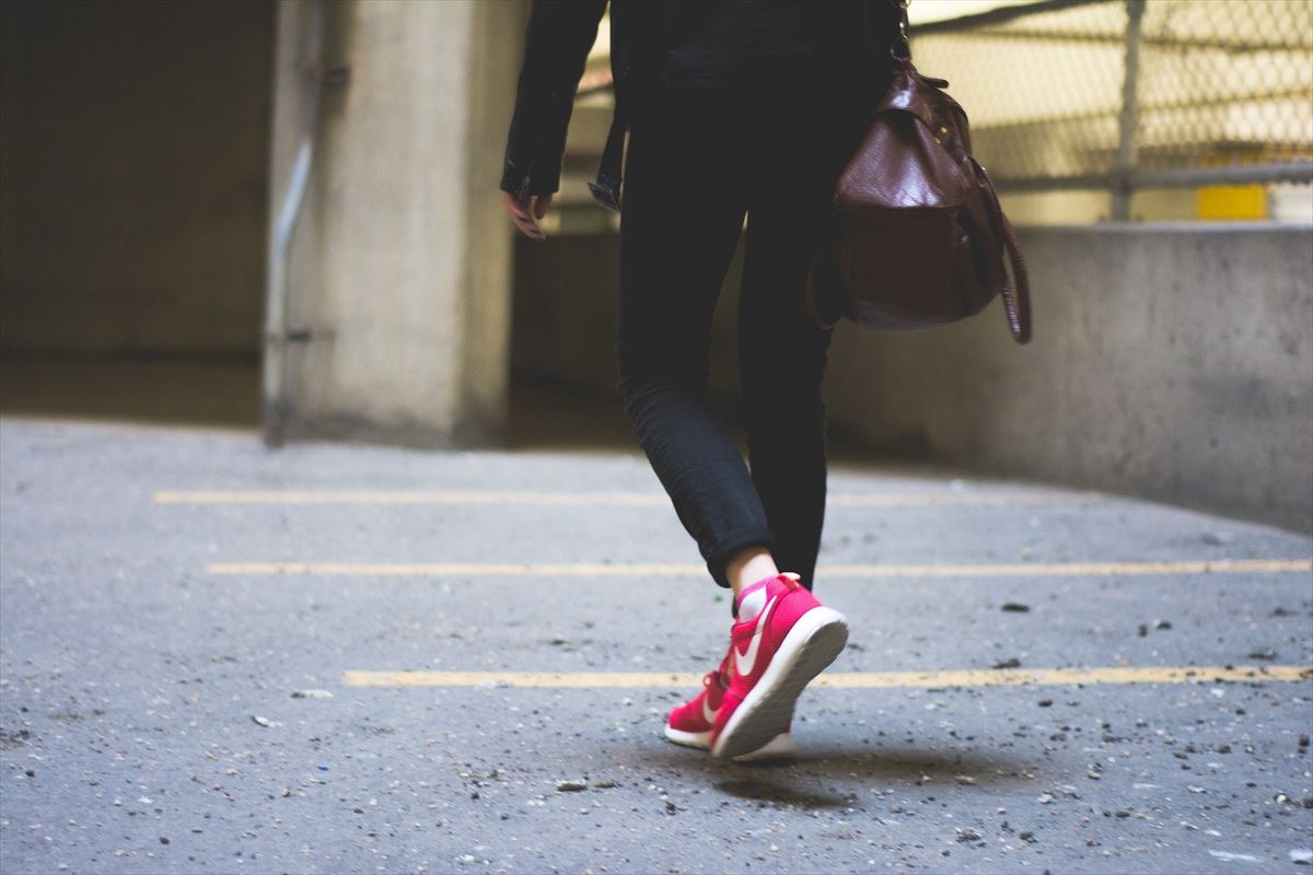 Solo el 55 % de las mujeres de la CAV se sienten seguras caminando solas por la calle