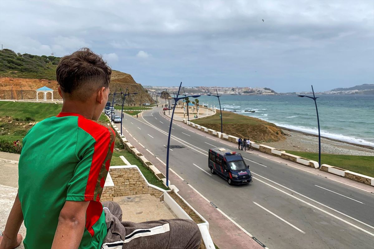 Un menor de edad marroquí observa Ceuta, al fondo.