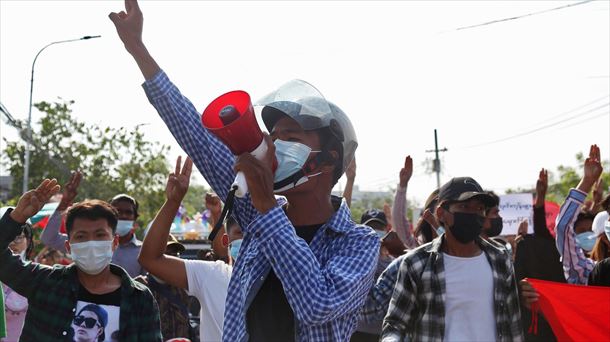 Batzorde militarraren aurkako protestak Myanmarren. 