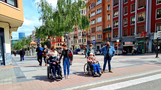 Varias personas en la calle 