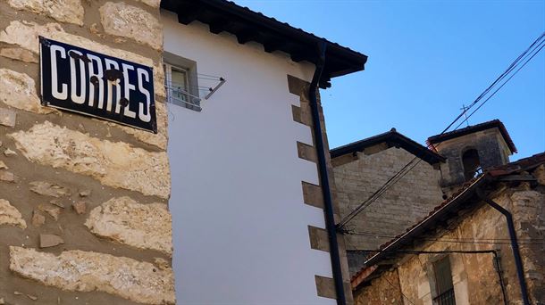 Los concejos de Korres y Orbiso conservan aún la vieja señalética a la entrada del pueblo.