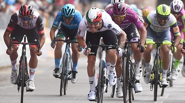 'Volata' en el Giro de Italia. Foto: EFE