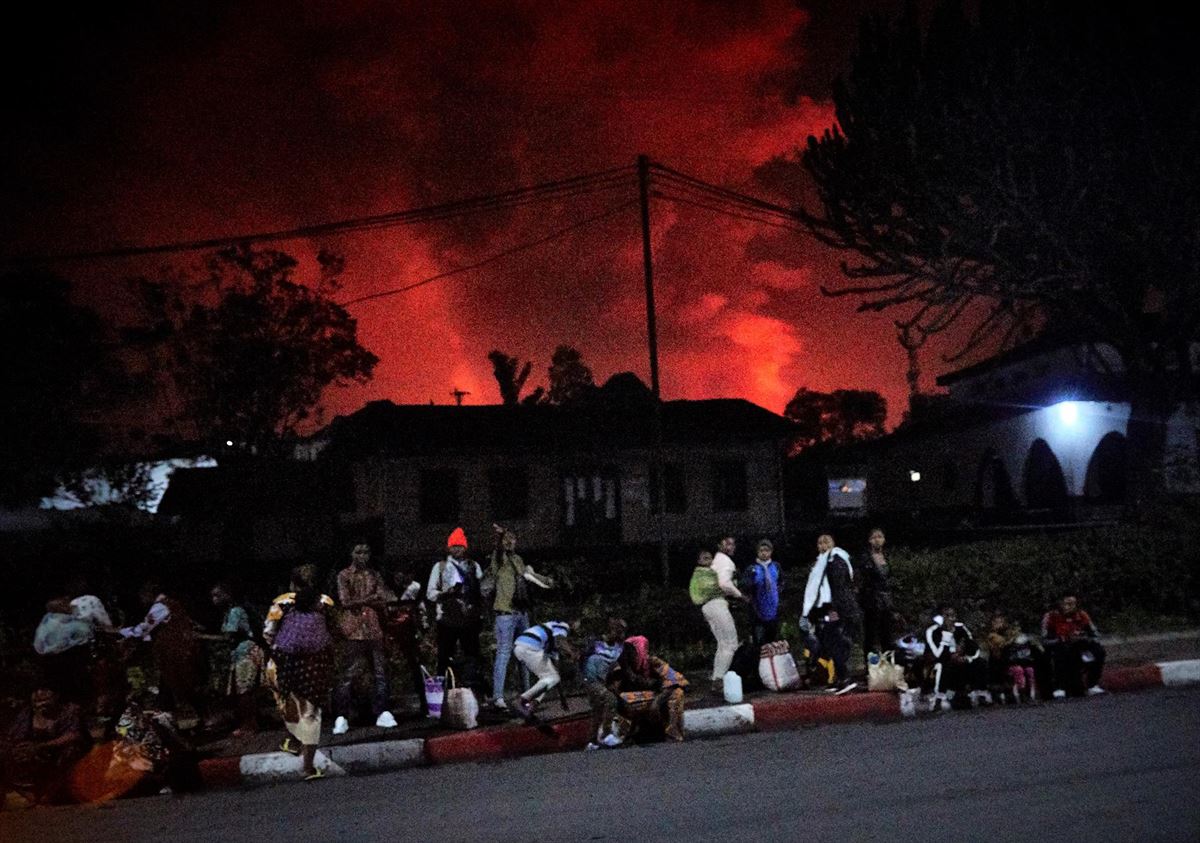 Herritarrak Goma hirian (Kongo), Nyiragongo sumendiak eragindako argiarekin. Argazkia: EFE