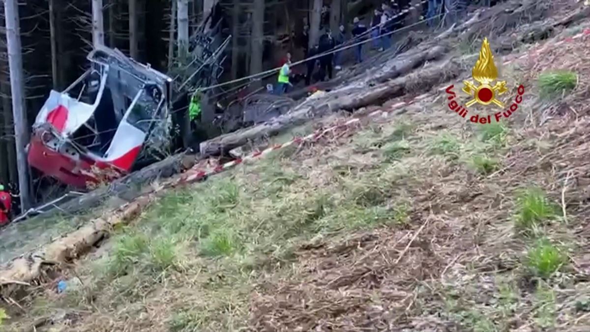 12 muertos tras precipitarse al vacío una cabina de teleférico en Piamonte (Italia).