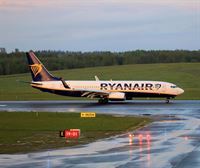 150 milioi euroko isuna ezarri diete Ryanair, Vueling, Easyjet eta Voloteari, kabinako maleta kobratzeagatik