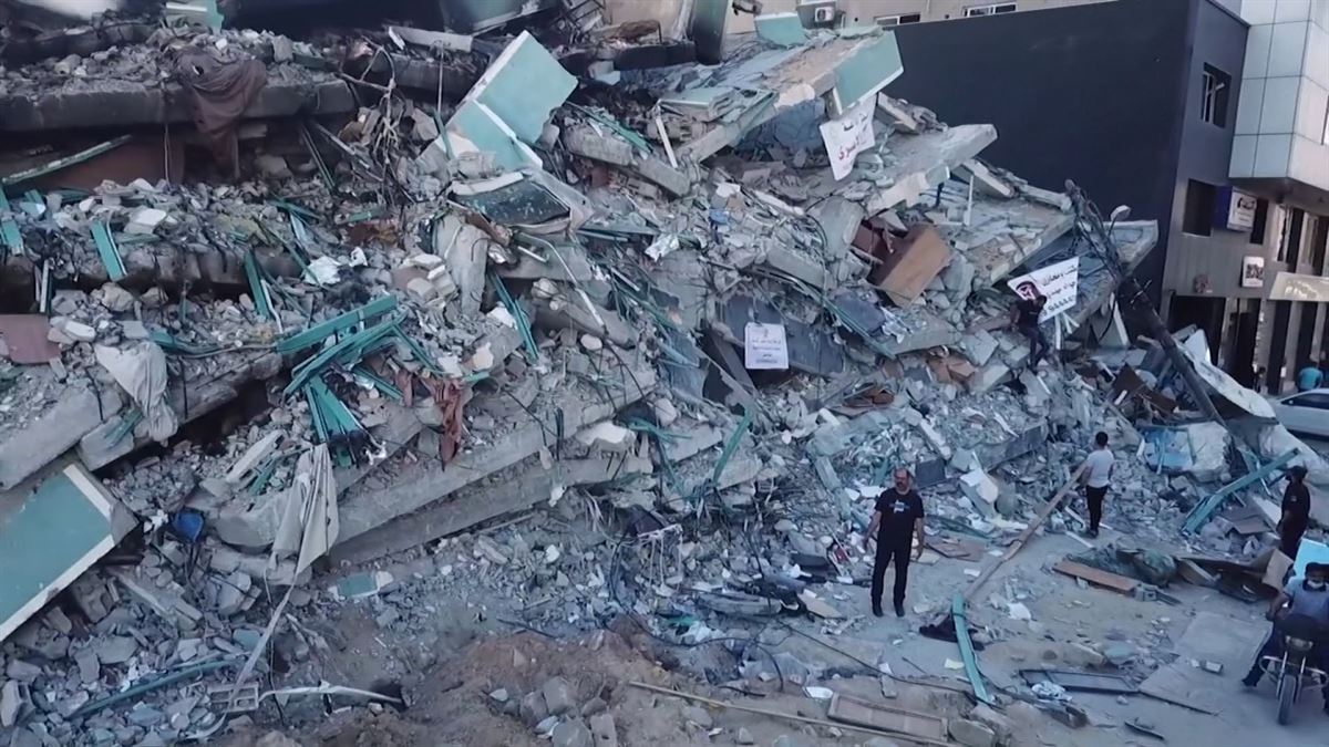 Suntsitutako eraikina Gazan
