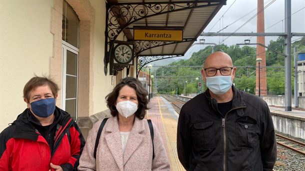 Los entrevistados en la estación de tren de Karrantza