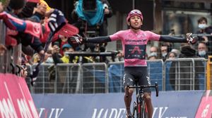 Exhibición de Egan Bernal en la etapa reina