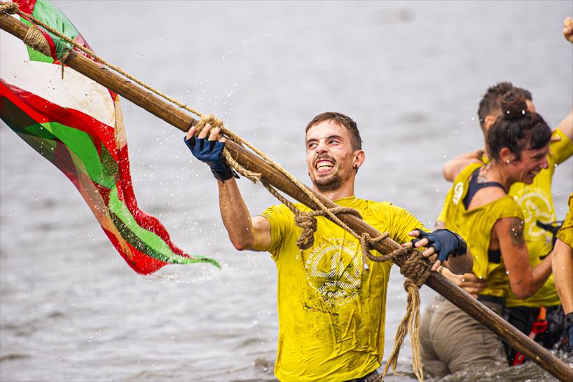 Herrantxi ikurrina astintzen