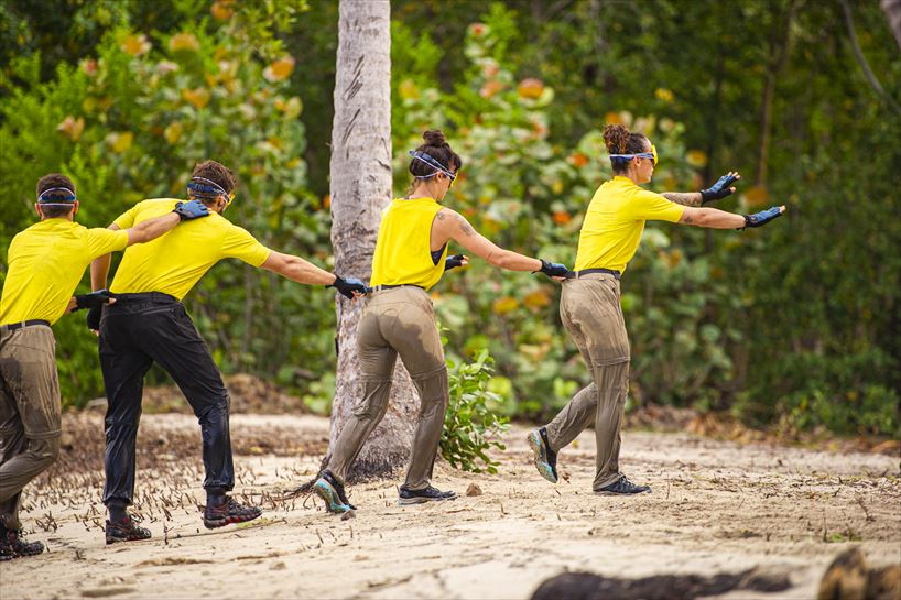 Cuyaya taldeko kideak, bata bestearen atzetik