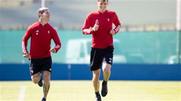Chimy Ávila y Ante Budimir en un entrenamiento de Osasuna (vía @CAOsasuna)