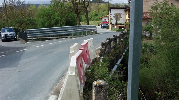 Situación del puente  sobre el río Igoroin a su paso por este pueblo del municipio de Arraia-Maeztu.