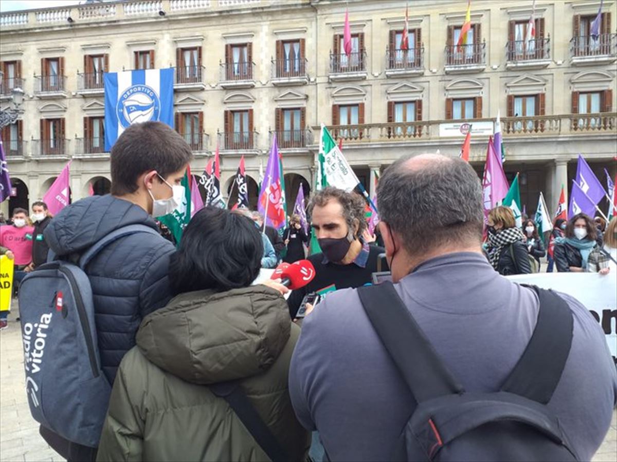 Los sindicatos piden consolidar los puestos interinos del sector público vasco.
