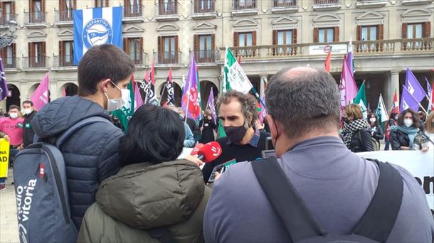 Sindikatuek sektore publikoko behin-behineko lanpostuak egonkortzea eskatu dute