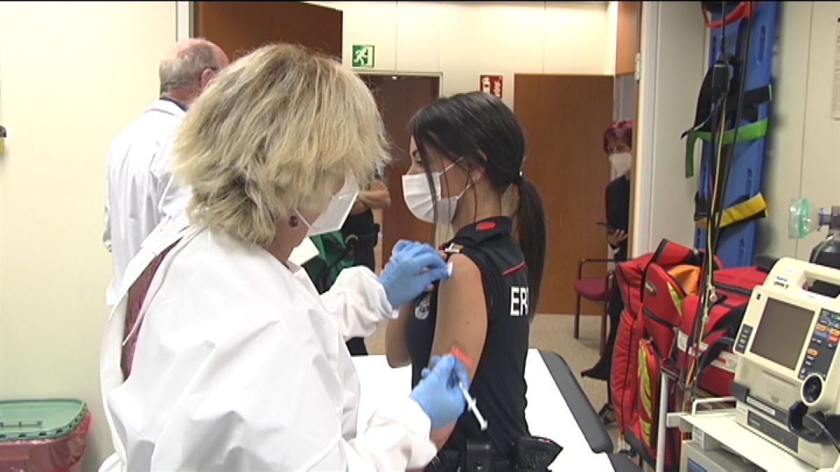 Vacunación a ertzainas. Imagen: EITB Media