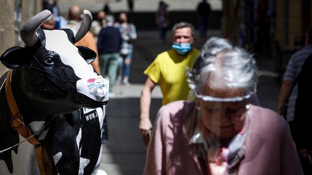 Gente paseando con mascarilla