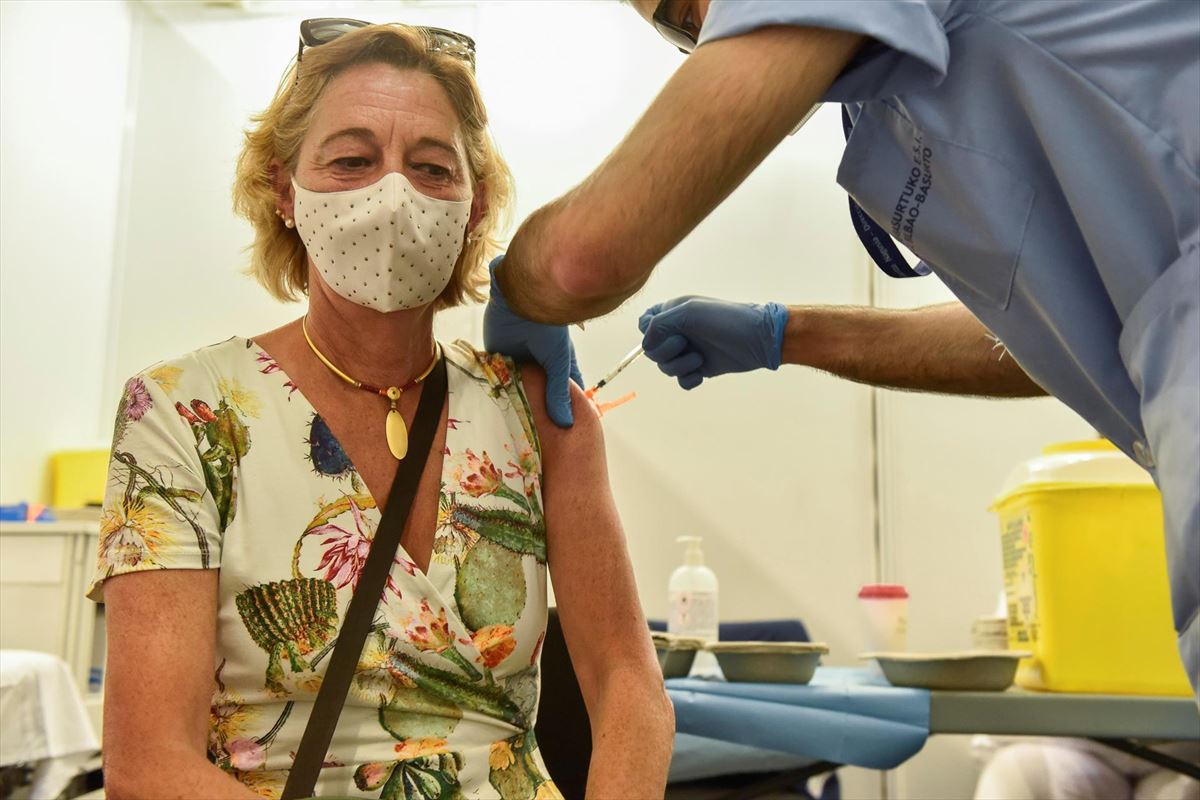 Una mujer siendo vacunada. 