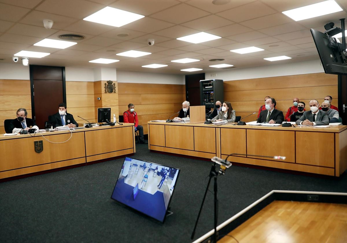 Una sesión del juicio por el triple crimen de Cáseda.
