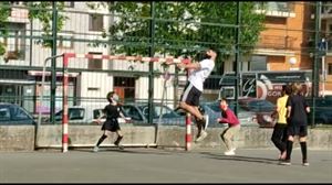 Gernikako haur batzuk, pozarren Villalibrerekin futbolean jokatzen