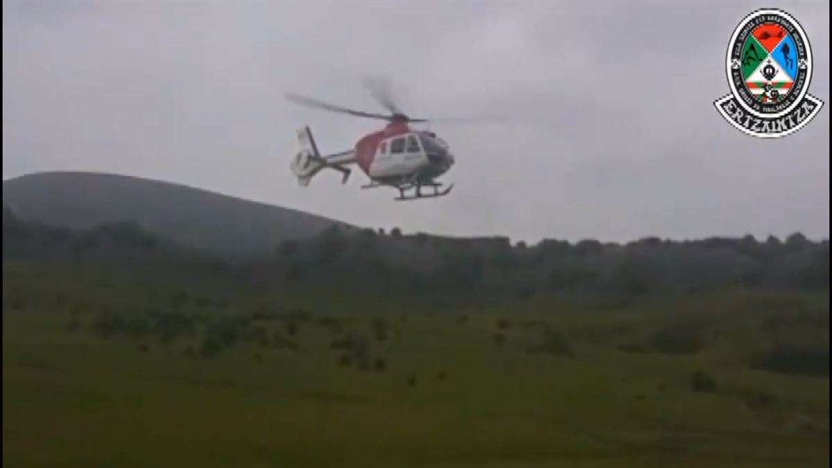 El helicóptero de la Ertzaintza, en Gorbea