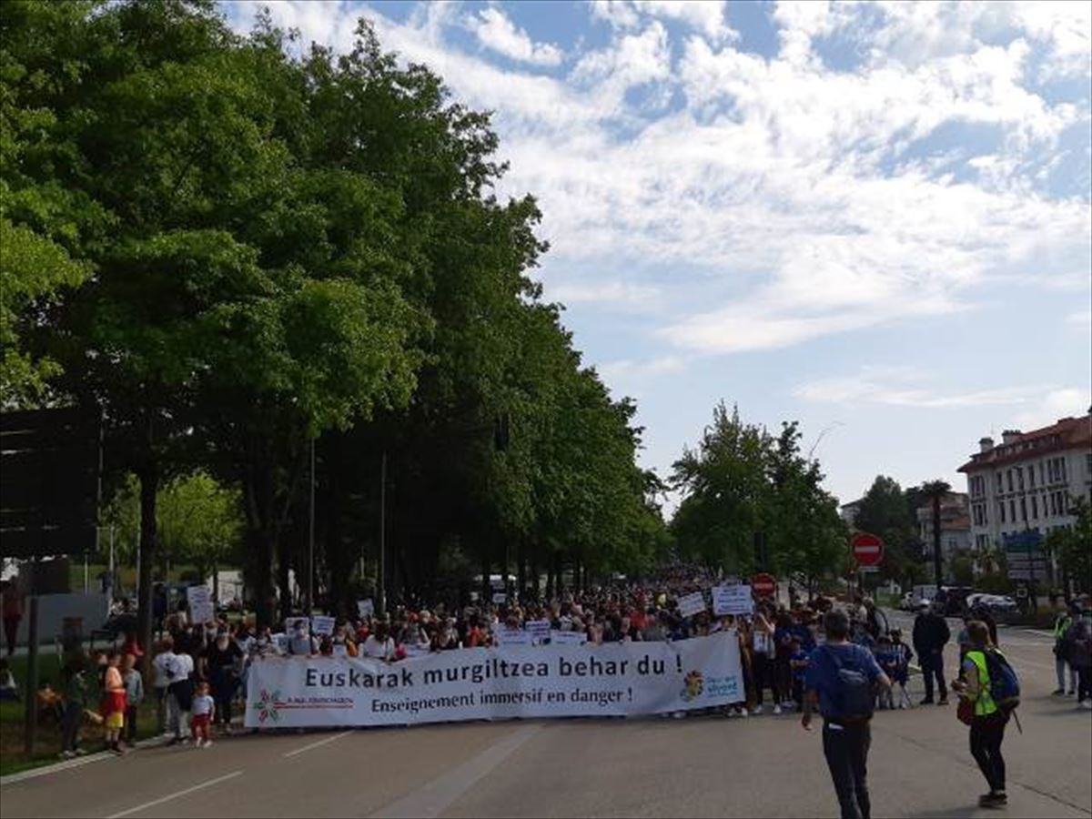 Manifestación en favor del modelo de inmersión en Baiona (Lapurdi).