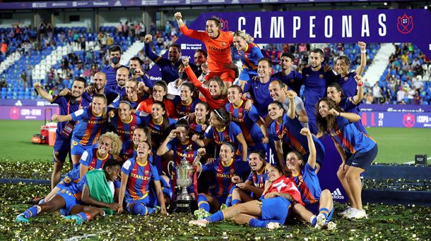 Las integrantes del Barcelona celebran el título copero.