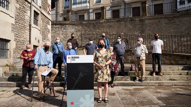 Representantes de Memoria Osoa durante la lectura del manifiesto. 