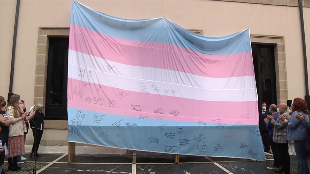 Bandera trans en el Parlamento Vasco