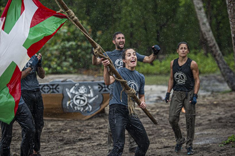 Cacata taldea garaipena ospatzen