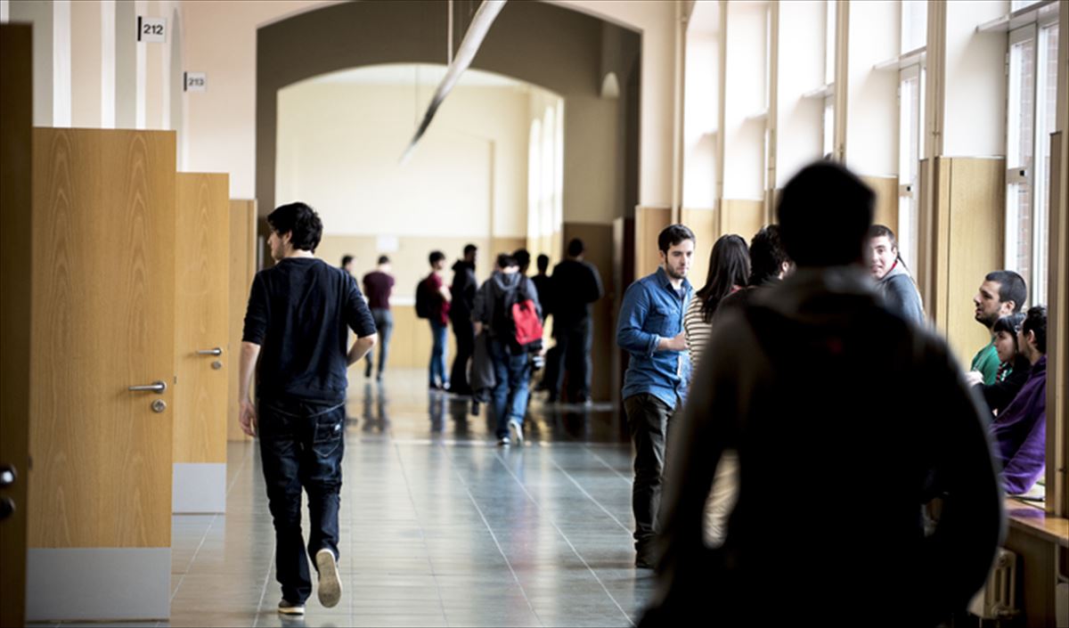 Estudiantes dentro del campus de la UPV/EHU en Vitoria-Gasteiz. Foto: Mikel Arrazola Irekia