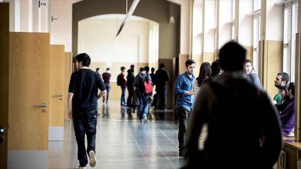 Estudiantes dentro del campus de la UPV/EHU en Vitoria-Gasteiz. Foto: Mikel Arrazola Irekia