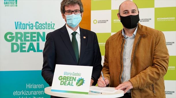 Gorka Urtaran y Urko Aristi en la firma del Pacto por el Clima del Ayuntamiento de Vitoria-Gasteiz 