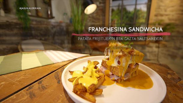 Franchesina sandwicha patata frijituekin eta gazta saltsarekin