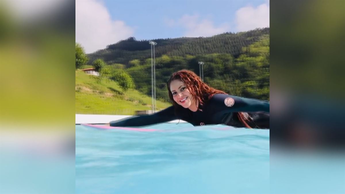 Shakira surfea en la ola artificial de Aizarnazabal, en Gipuzkoa