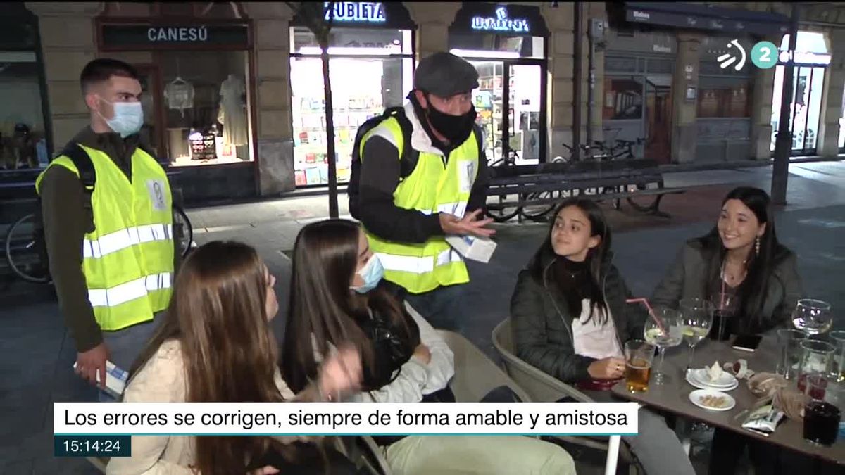 Los dinamizadores recuerdan las medidas a tomar en las calles de Donostia. Foto: EITB Media