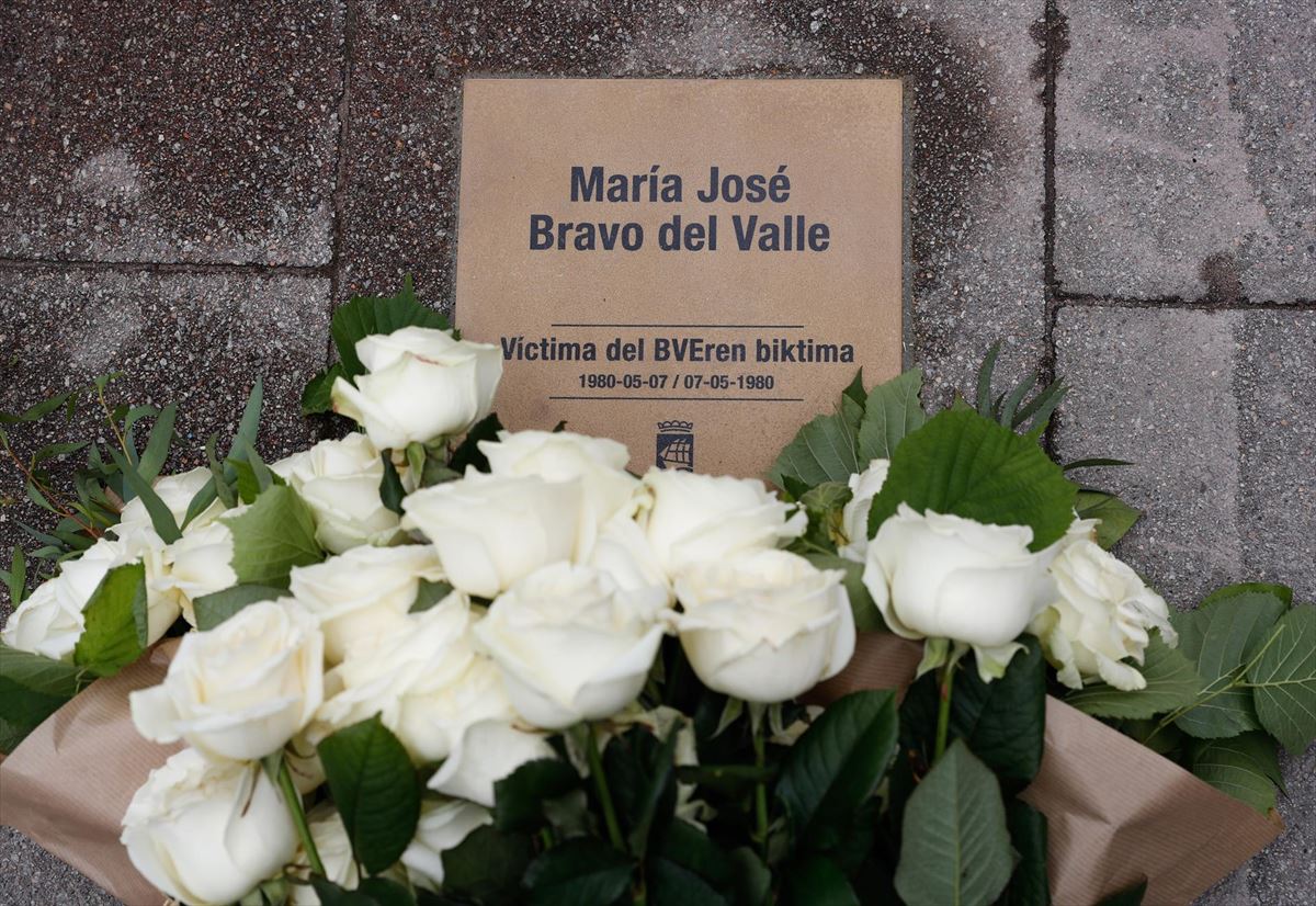 Placa para preservar la memoria de María José Bravo del Valle. Foto: EFE
