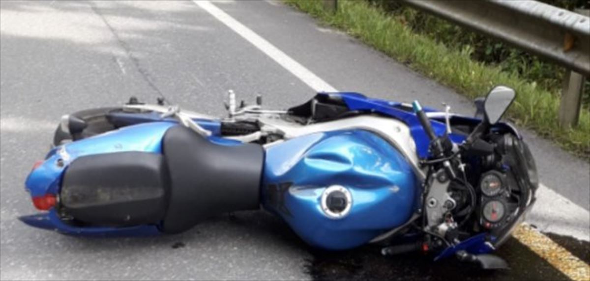 La moto Kawasaki del fallecido en Galdames. Foto: Bomberos de Bizkaia