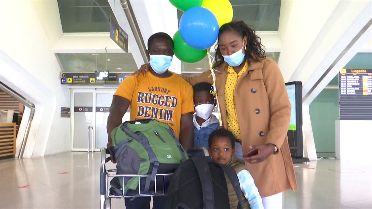 Osumanu y su familia en el aeropuerto de Loiu