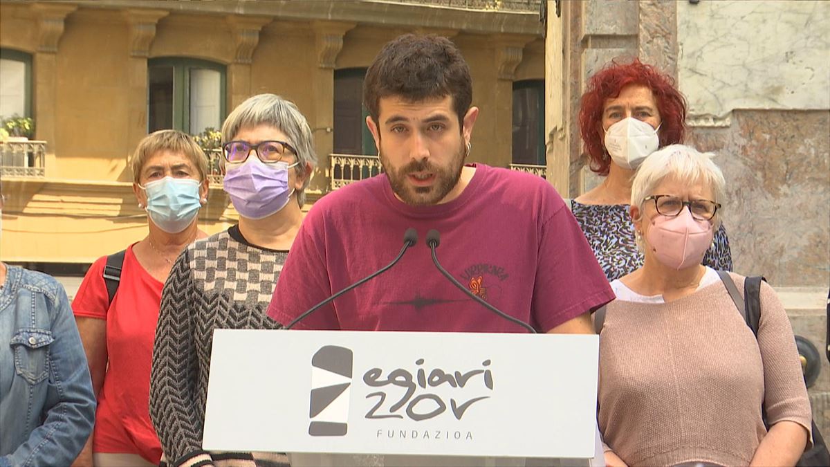Un portavoz de Egiari Zor en la rueda de prensa de hoy en Bilbao.