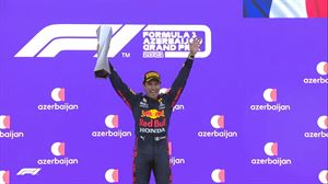 El mexicano 'Checo' Pérez reina en la locura de Bakú 