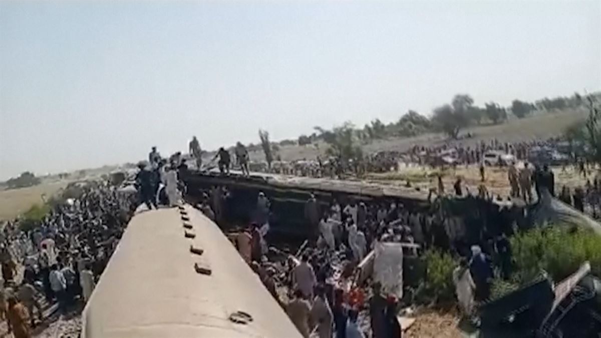 Aumentan a 35 los muertos en la colisión de dos trenes en Pakistán
