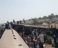 Ascienden a 62 los muertos en la colisión de dos trenes en Pakistán
