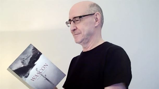 Josetxo Orueta con un  ejemplar de su última novela, "Wascon"