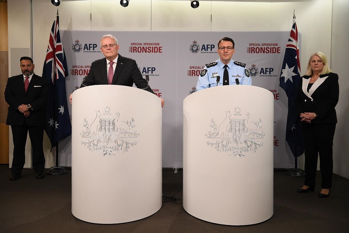 Primer ministro de Australia Scott Morrison y el portavoz de la Policía Federal de Australia.
