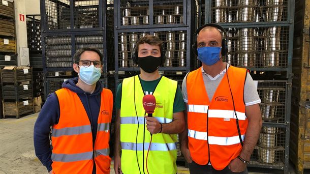 Mikel De Abando, Eder Carrero y Aitor Markaide en la fábrica de a empresa Inoxibar, en Berriz.      