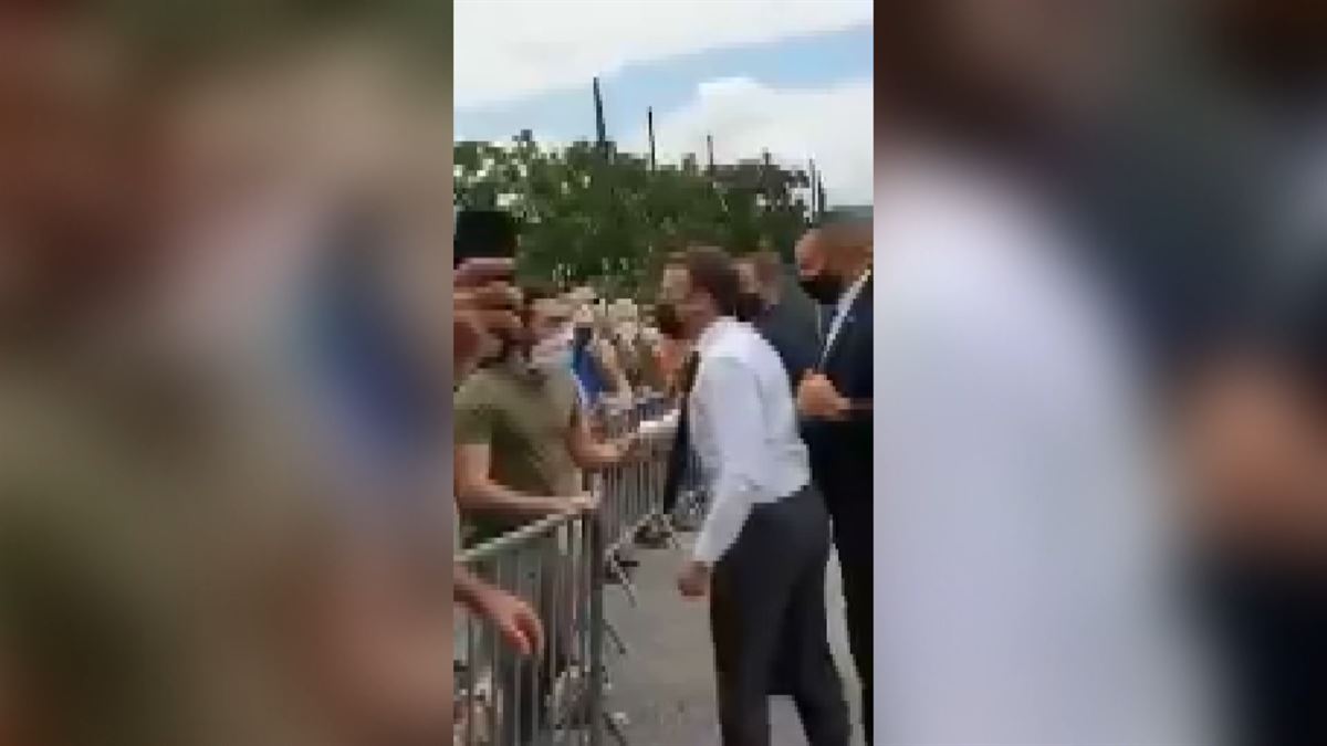 Momento en el que le da la bofetada a Macron. Foto: EiTB